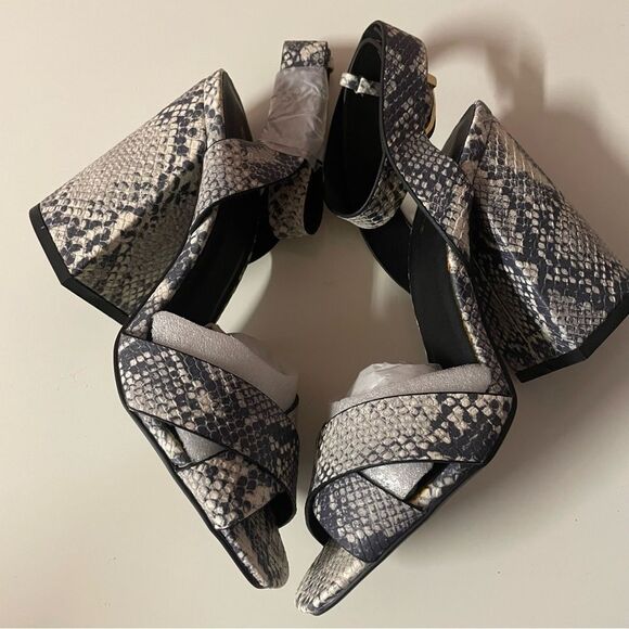 Qupid NIB Gray/Cream Snakeskin Faux Leather Peep Toe Ankle Strap Block Heel Sz 6 - Picture 5 of 8